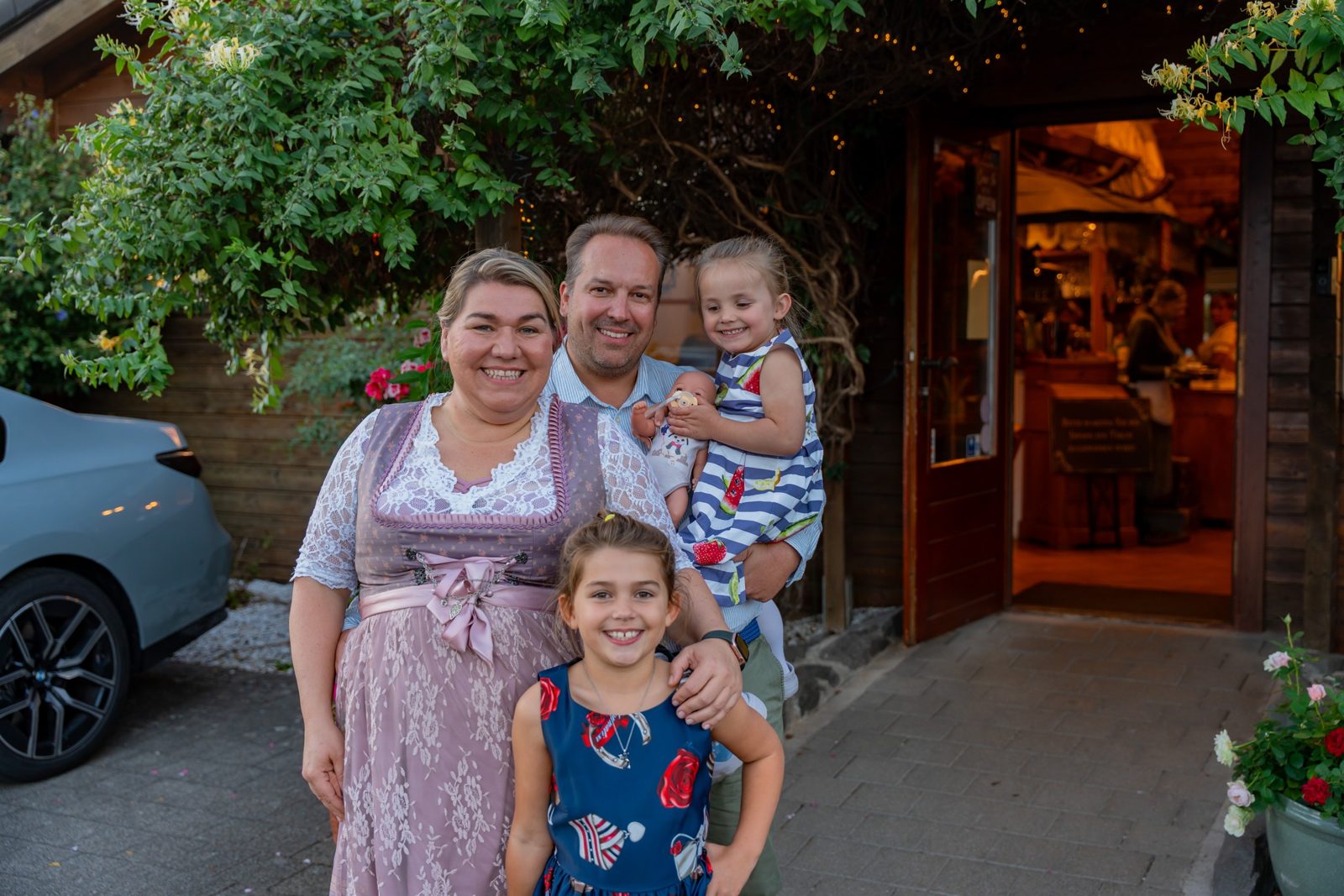 Jacqueline Richter mit Familie vor der Flammkuchenhütte Becker in Mehlingen bei Kaiserslautern