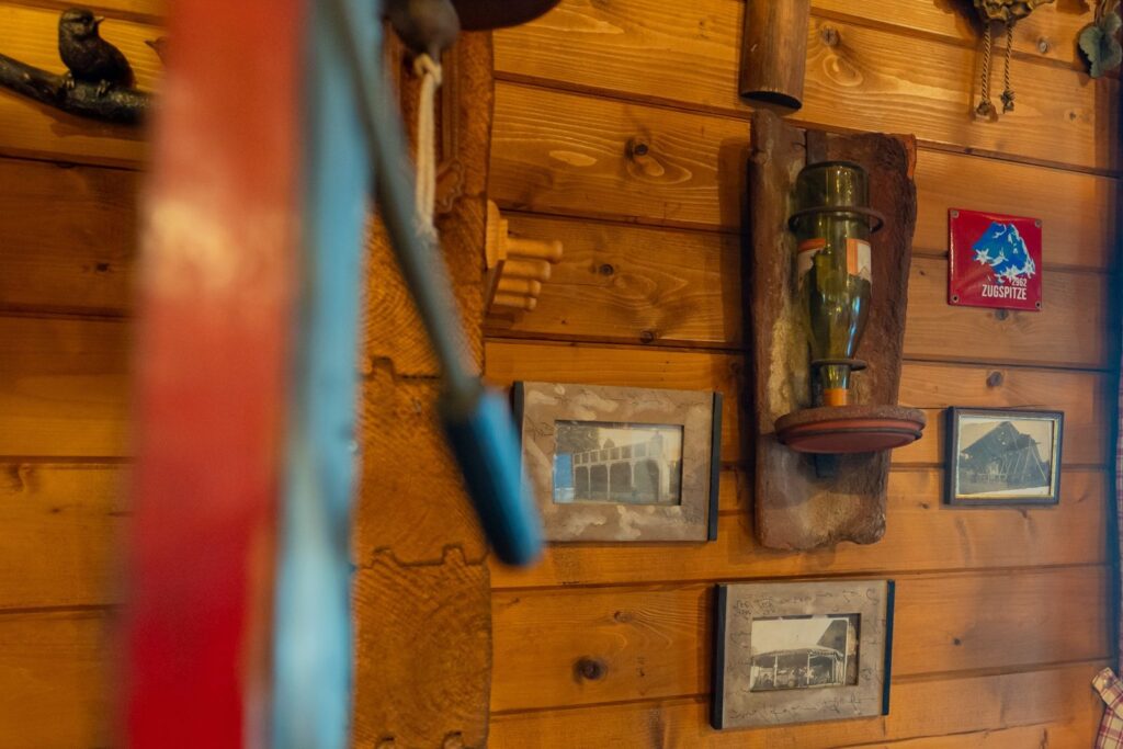 Holzwand mit Deko im Gastraum der Flammkuchenhütte Becker, Mehlingen