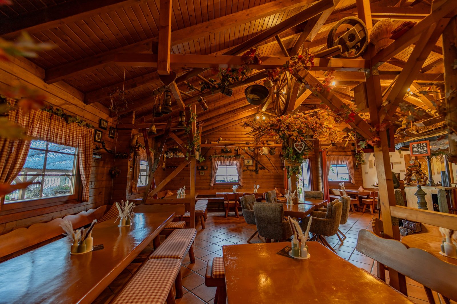 Gastraum der Flammkuchenhütte Becker in Mehlingen – Holzhütte mit Karo-Tischdecken