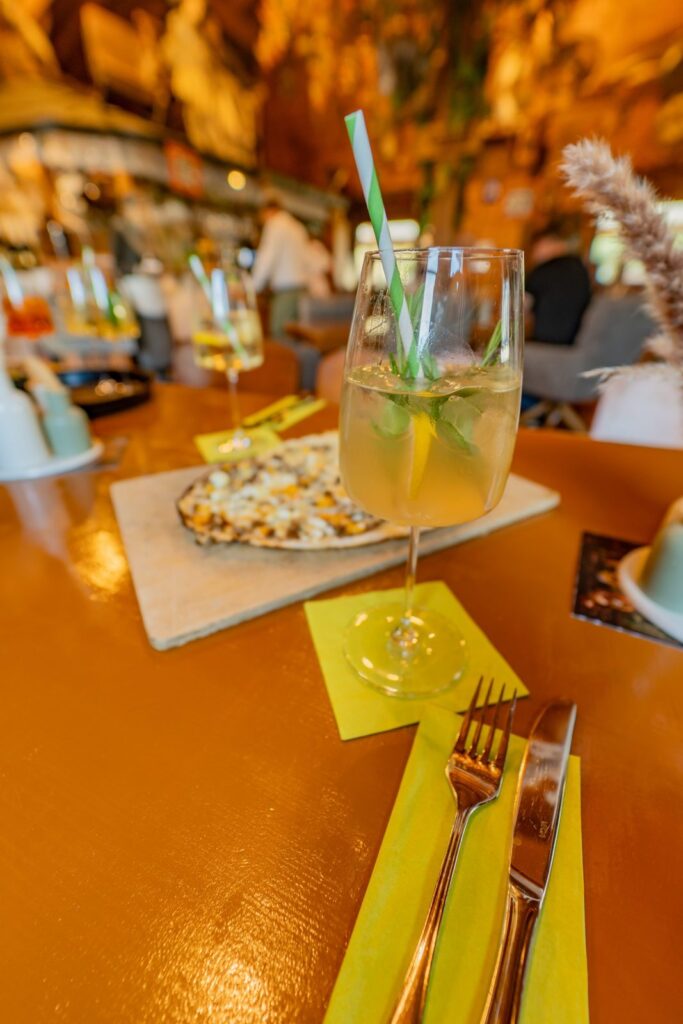 Flammkuchen und Getränk auf dem Tisch – Flammkuchenhütte Becker, Mehlingen