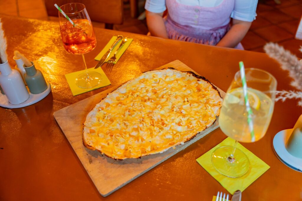 Flammkuchen Elsass frisch aus dem Ofen mit Aperitif – Flammkuchenhütte Becker, Mehlingen