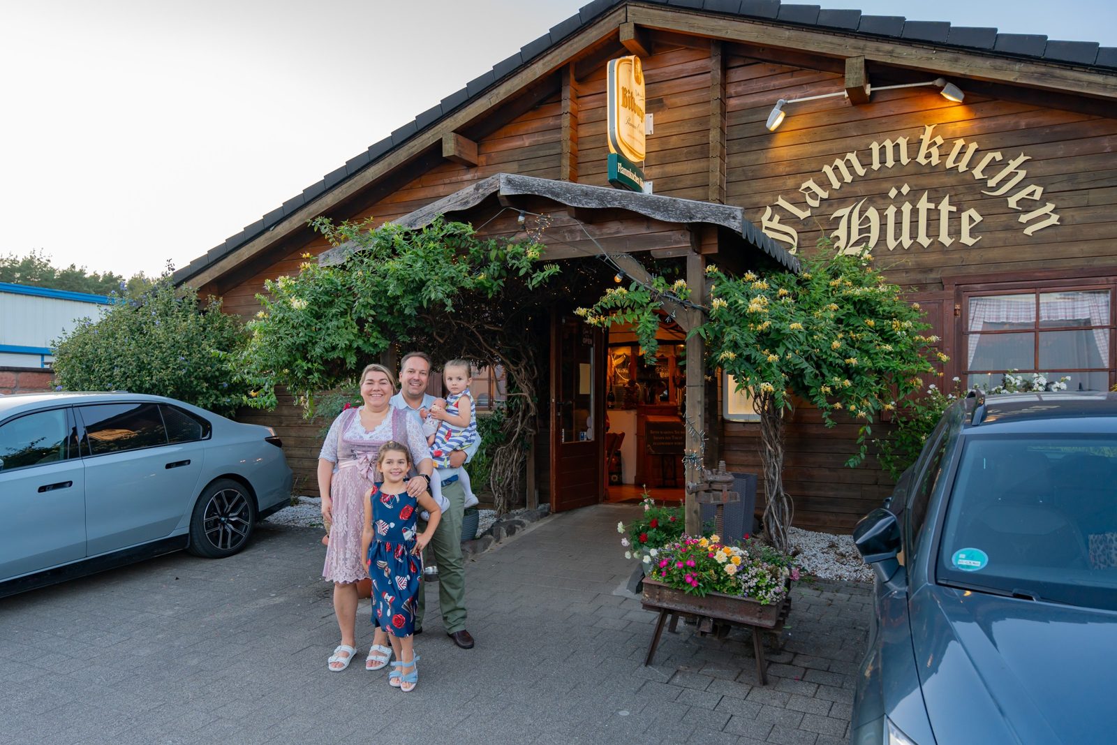 Familie Richter vor der Flammkuchenhütte Becker in Mehlingen bei Kaiserslautern