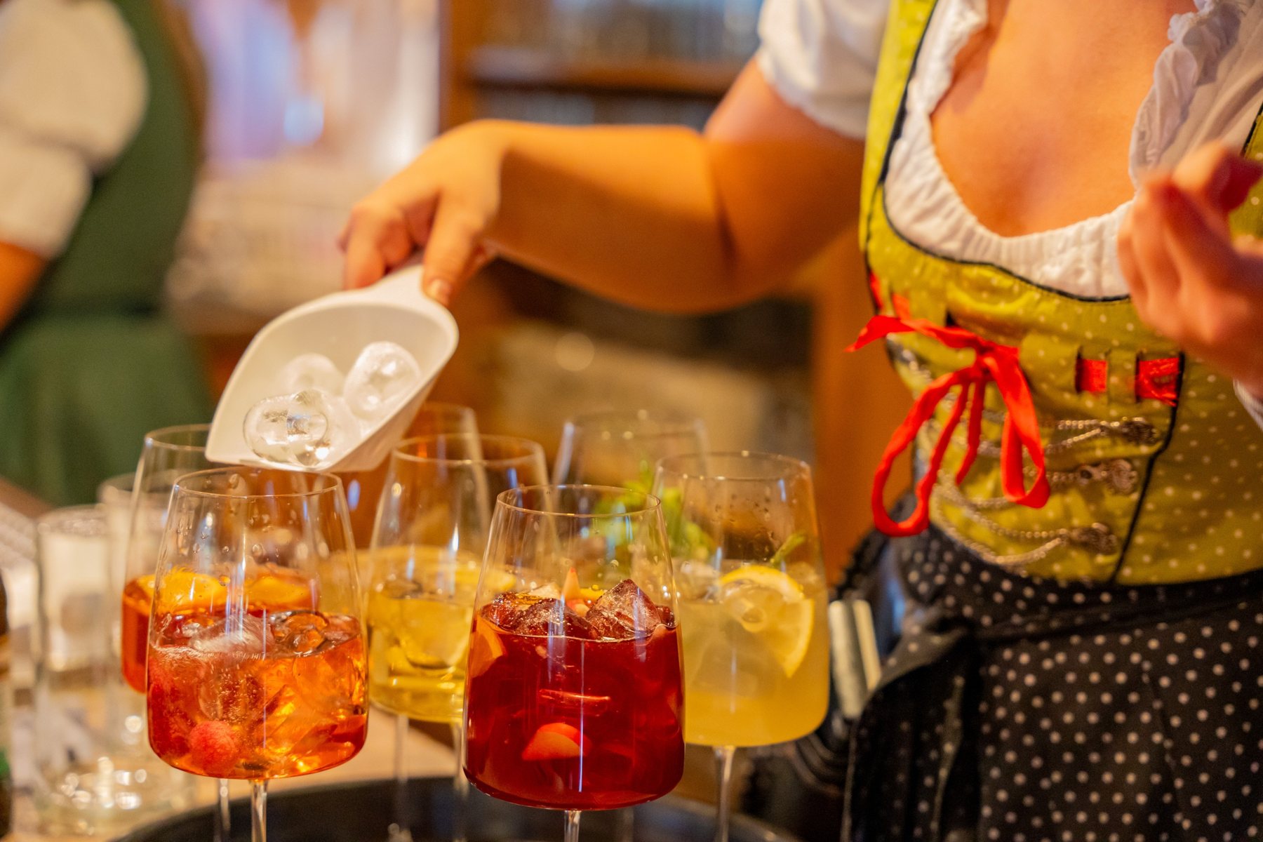 Spritz und Aperitifs mit Eis an der Bar der Flammkuchenhütte Becker, Mehlingen